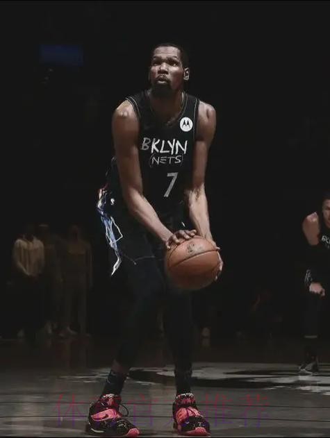 杜兰特强拔三分命中，目前7中4、三分3中2得到10分3板2助