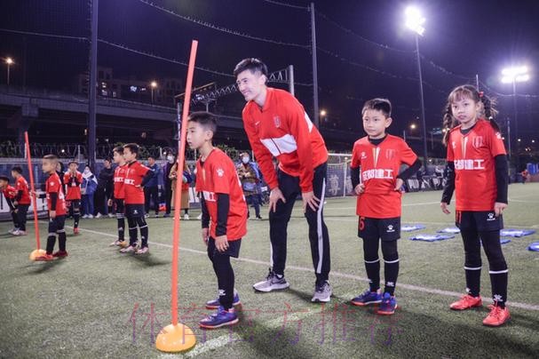 燕京啤酒2022中国足协杯“种子计划”再次走进成都，小球员攻破前国门耿晓峰大门